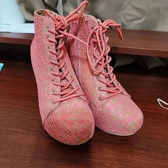 "Peachy Perfection: Charlotte Russe Lace Booties - Size 6" - Picture 14 of 15